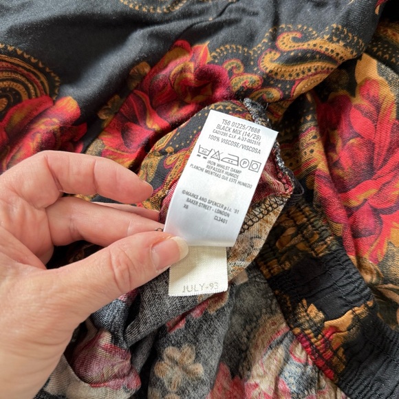 Elegant Floral A-Line Skirt in Black and Red - Picture 8 of 8